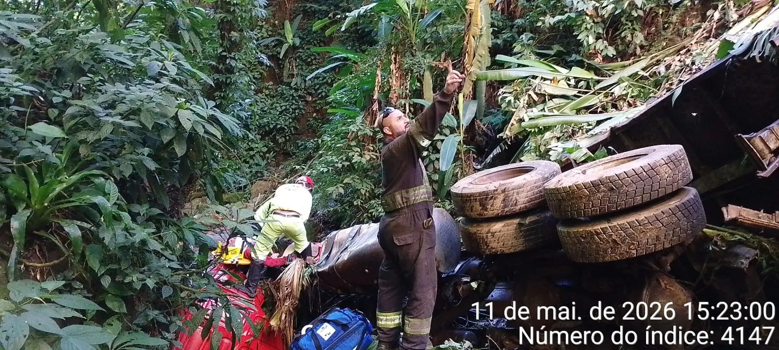 Acidente grave no viaduto dos Padres em Morretes deixa caminhão destruído após queda de 80 metros