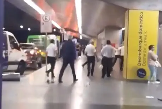 Briga entre taxistas e motoristas clandestinos causa tumulto no Aeroporto Afonso Pena