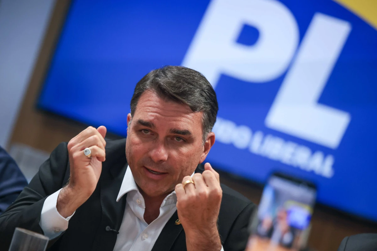 Flávio Bolsonaro busca apoio para acelerar PEC que reduz maioridade penal