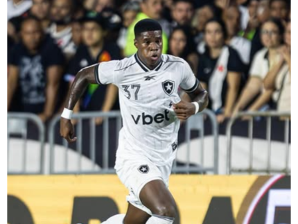 Técnico do Panamá discute com repórter após corte de promessa do Botafogo na convocação para Copa