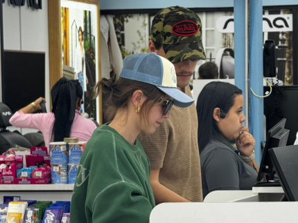 Millie Bobby Brown é vista fazendo compras em loja popular entre mães brasileiras em Orlando