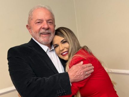 Filho de Deolane Bezerra associa prisão da mãe a perseguição política e nega apoio atual a Lula