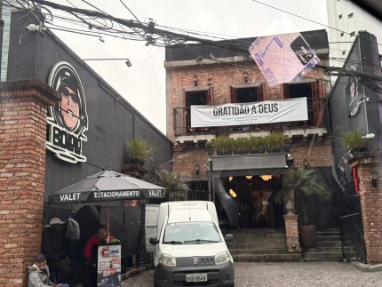 MC Ryan exibe mensagem bíblica em restaurante investigado após deixar prisão