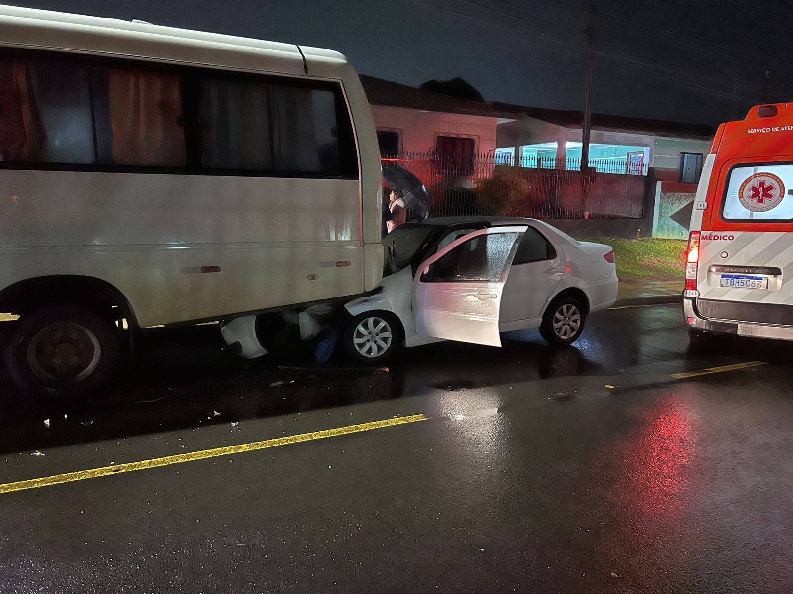 Mal súbito de motorista provoca acidente entre carro e ônibus no Paraná