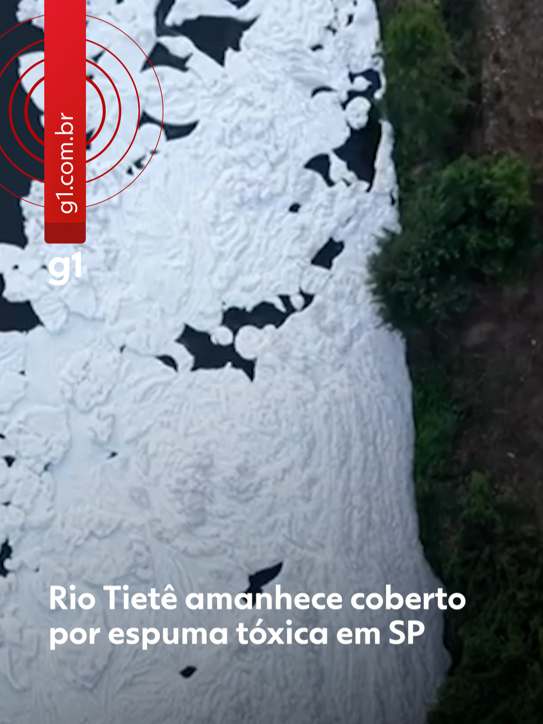 Vídeo: - Uma densa camada de espuma tóxica voltou a cobrir o Rio Tietê em Salto (SP), nesta quinta…