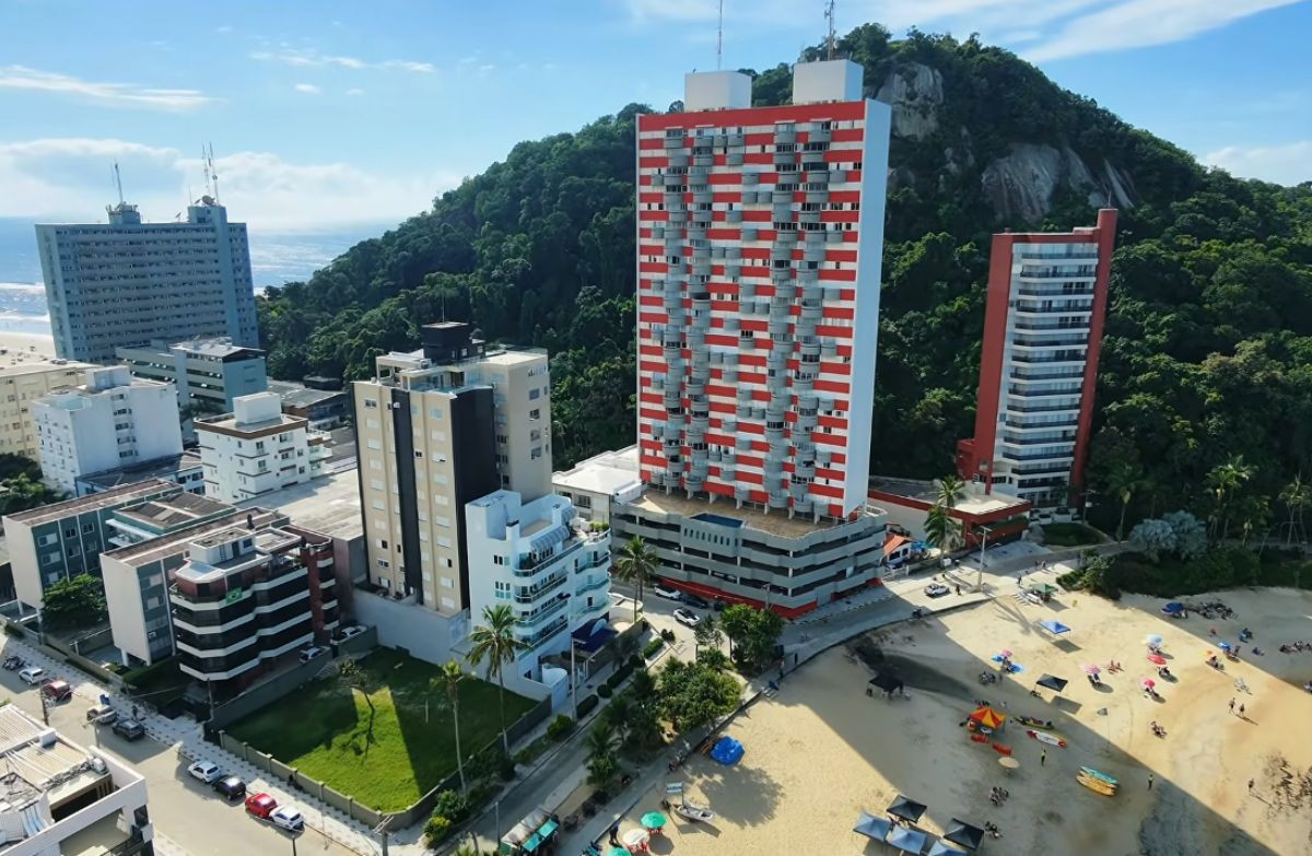Prédio no litoral do Paraná chama atenção por sacadas com aparência desalinhada