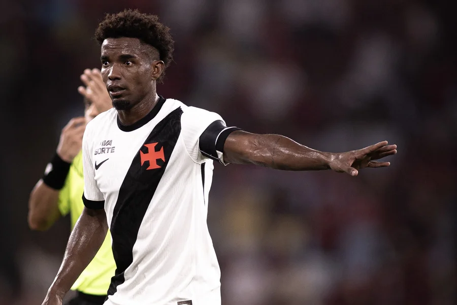 Pleno do STJD absolve Thiago Mendes, do Vasco, por criticar arbitragem