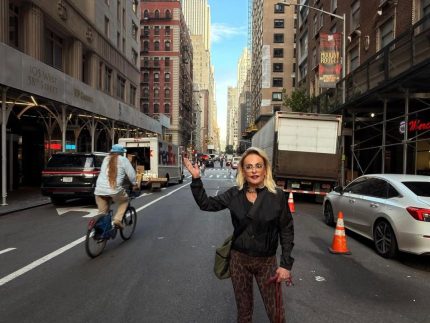 Ana Maria Braga comemora 4 anos sem fumar durante passeio em Nova York