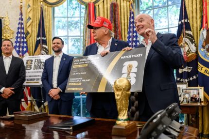 Trump contata presidente da Fifa e cartão vermelho de atacante dos EUA é revogado
