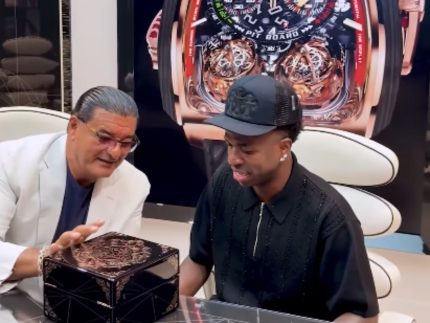 Vini Jr. recebe relógio de luxo de R$ 1 milhão da joalheria com embaixadora Virginia Fonseca